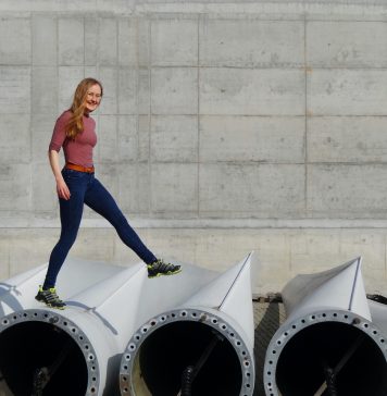 Helen Pabst geht über Windkrafträder